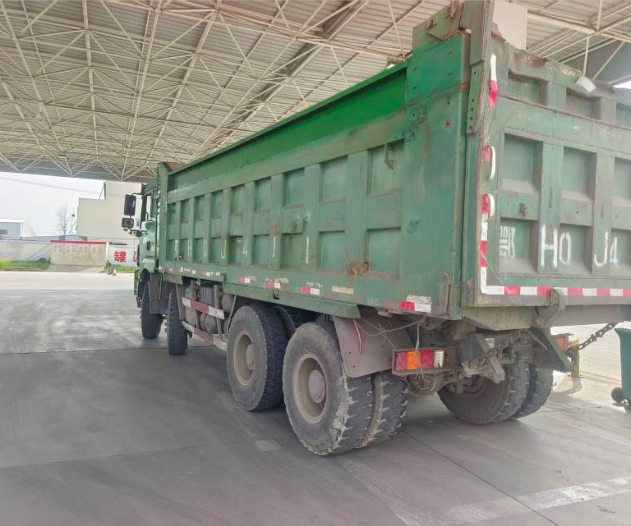 陕汽 德龙新M3000 400马力 8×4 自卸车 2