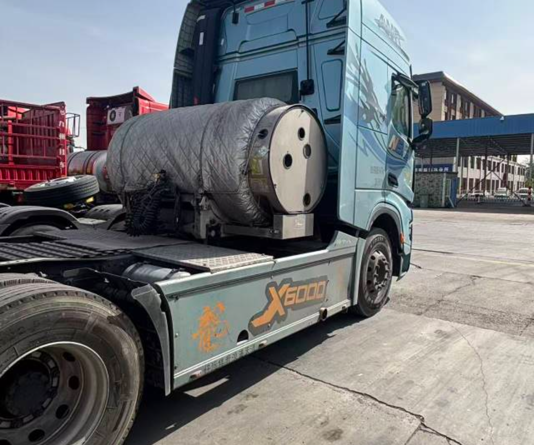 陕汽 德龙X6000 590马力 6×4 牵引车 2