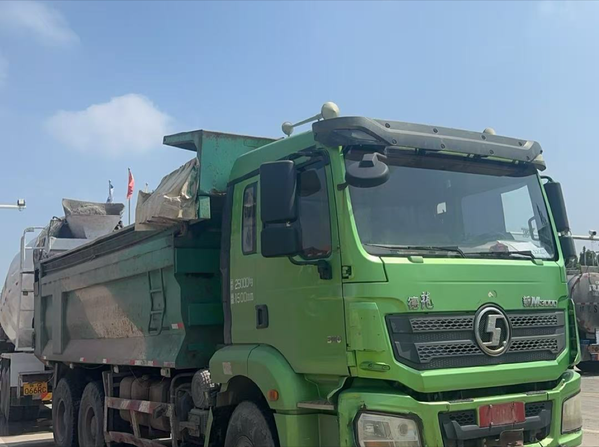 陕汽 德龙新M3000 375马力 8×4 自卸车